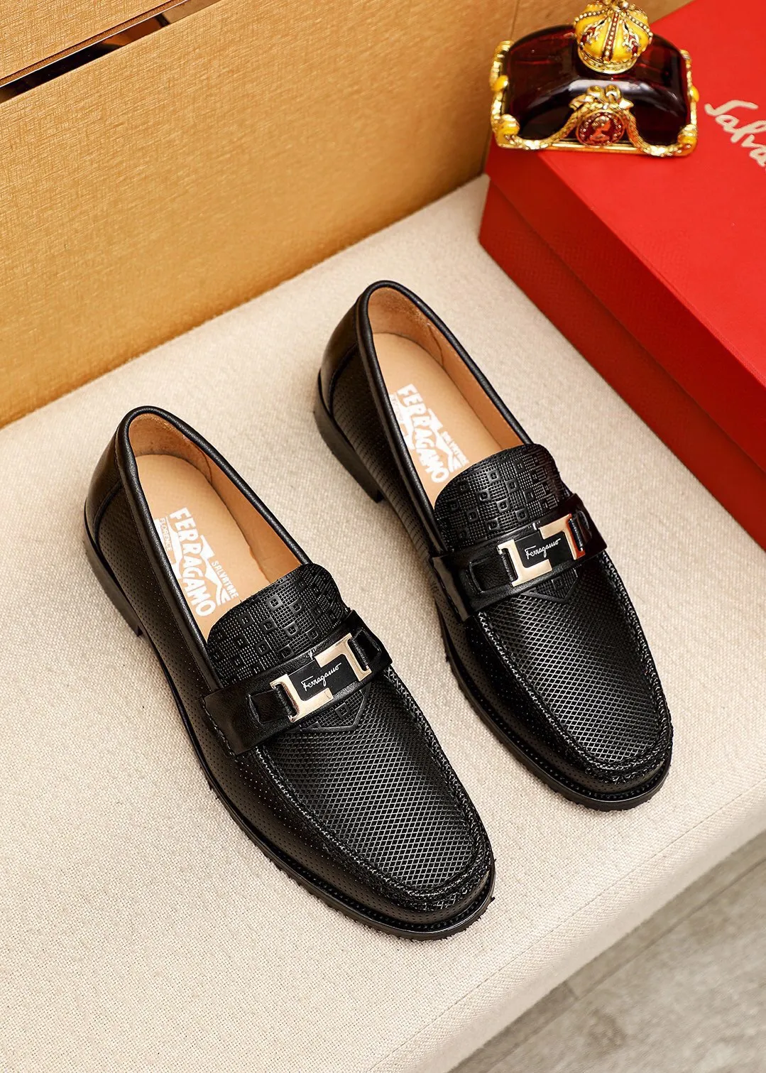 Men's shoes 💰462 💐 Product trademark: Ferragamo "Ferragamo" casual leather shoes Regular size: 38-44 (45.46🉑️customized) Product materials: Selected imported first-layer calfskin embossed upper + luxury hardware buckle, imported water-dyed cow leather lining. Strong three-dimensional visual effect, combined outsole Color: 1⃣️color optional